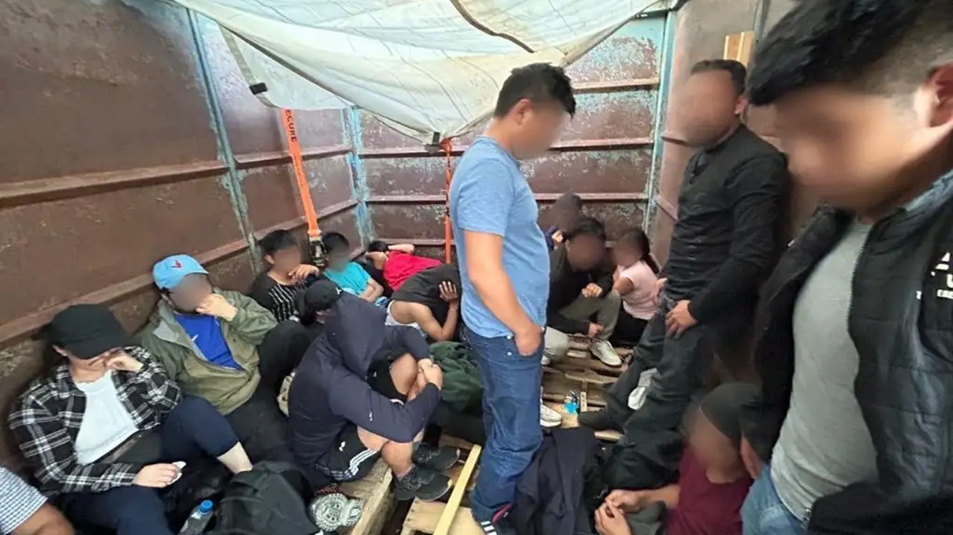 Rescatan en Chihuahua a 63 migrantes escondidos en un camión