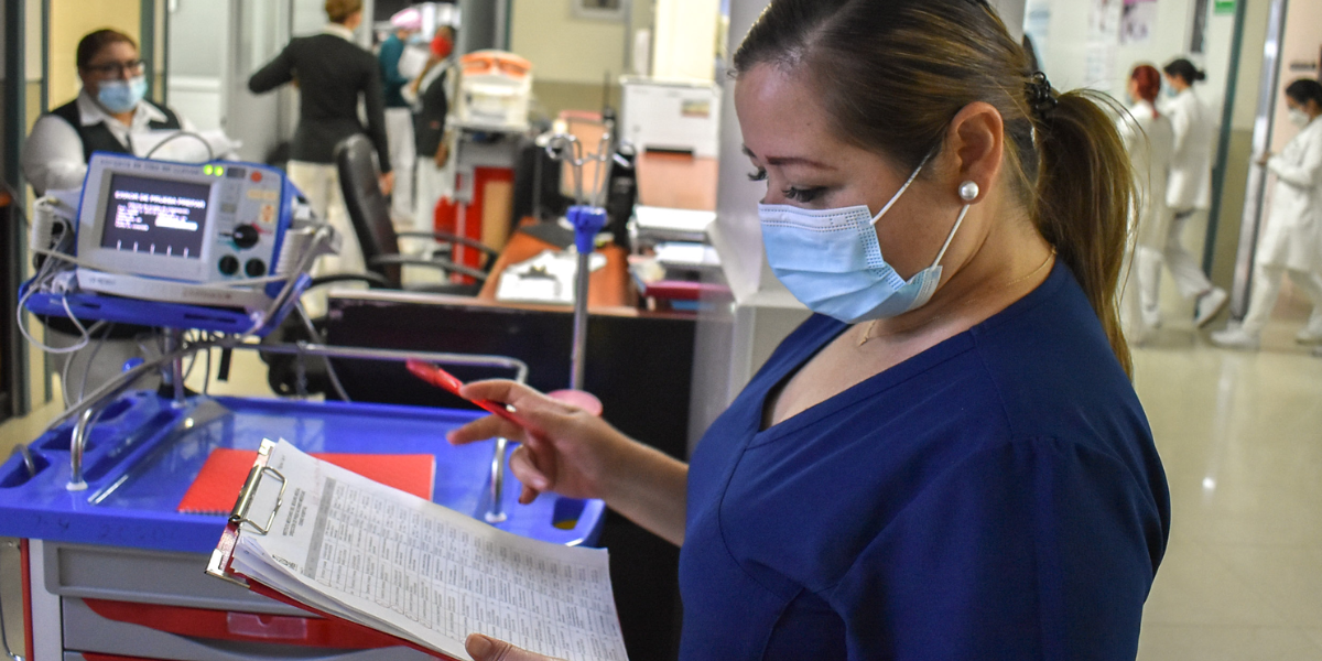 Las trabajadoras sociales realizan entrevistas a los familiares de pacientes. 
