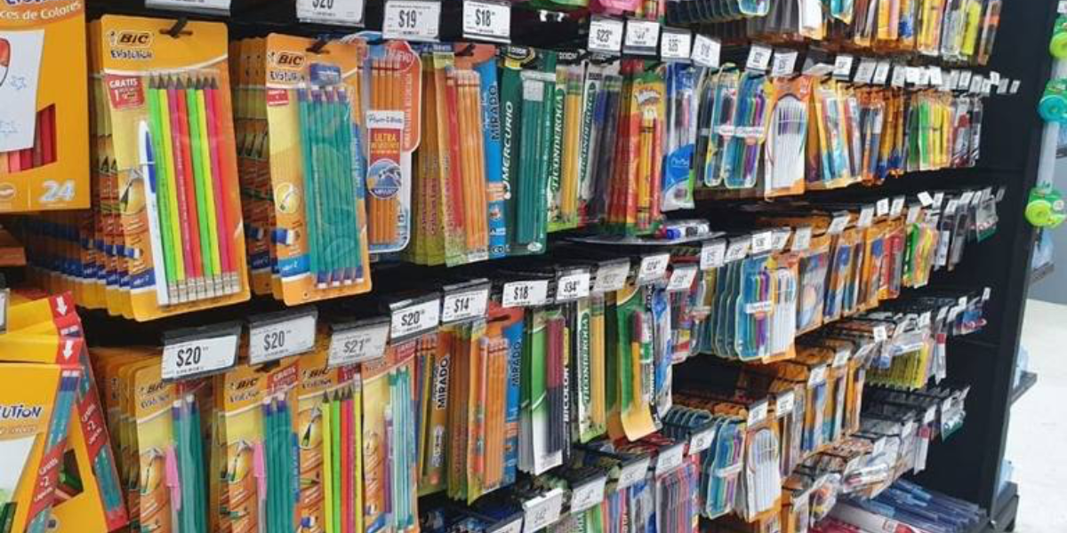 Los padres de familia se preparan para la compra de útiles escolares.