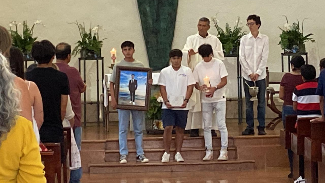 Familiares y amigos depositan las cenizas de Leonardo Gómez para su descanso eterno