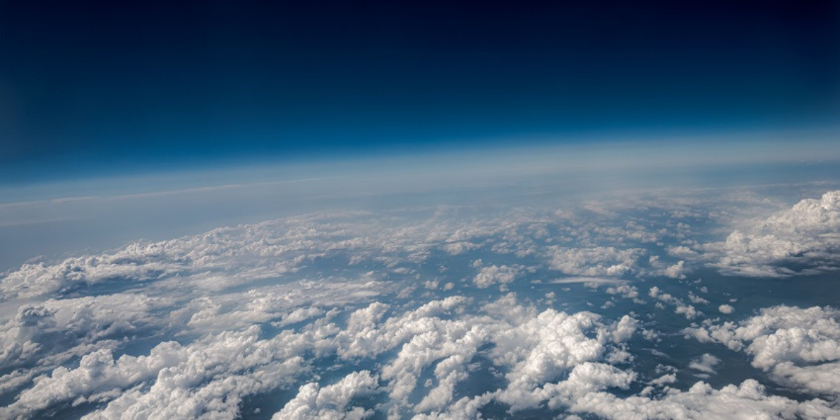 La capa de ozono cubre de los rayos ultravioletas.