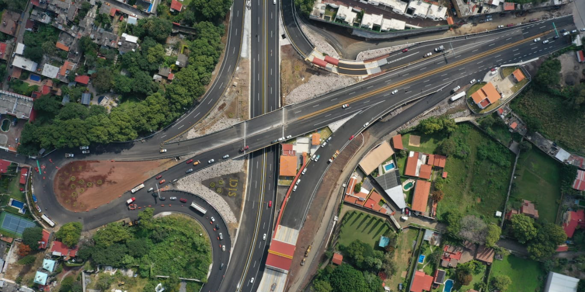 La ampliación de la autopista inició en el año 2011.