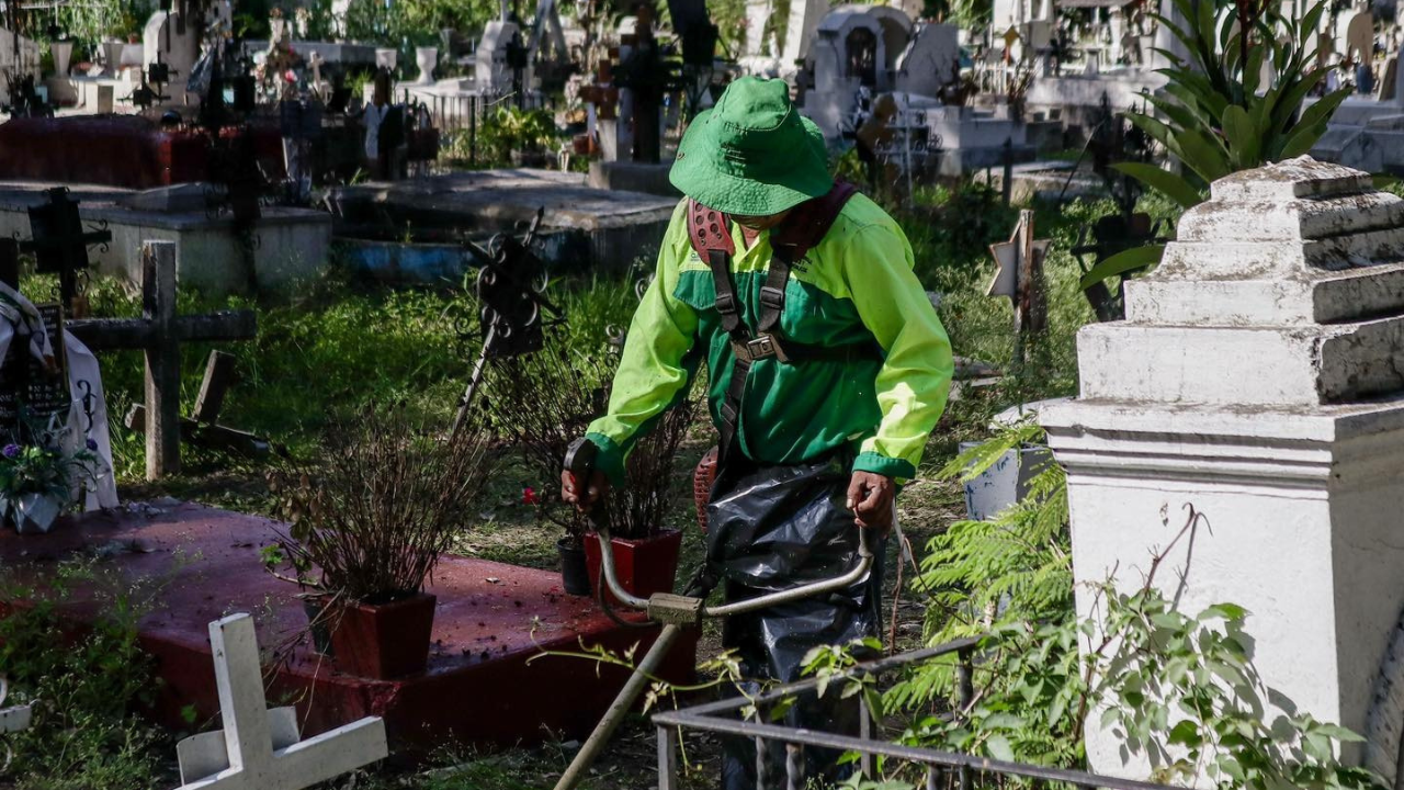 Intervienen panteón de la Leona en Cuernavaca para la celebración de día de muer*tos