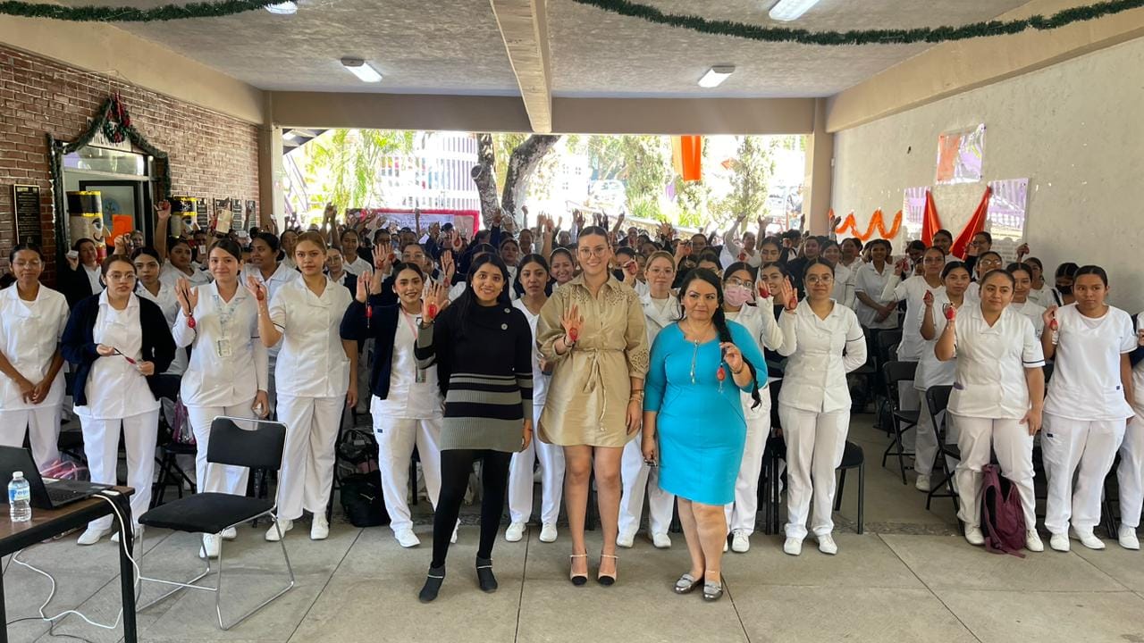 Secretaría de las Mujeres entrega alarmas personales a estudiantes de enfermería
