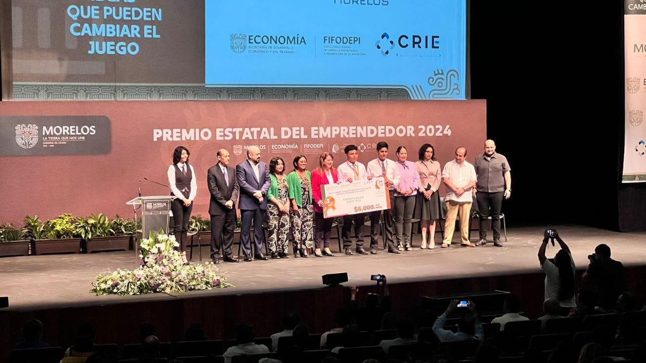 Margarita González Saravia entrega Premio Estatal del Emprendedor 2024.
