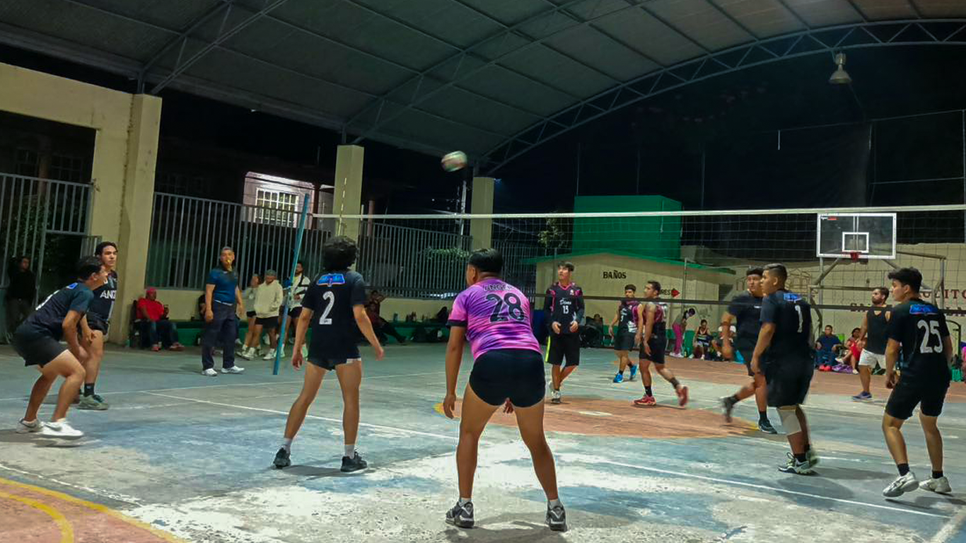 Chalo Flores felicita a deportistas en la Final de Voleibol Real-Xochitepec