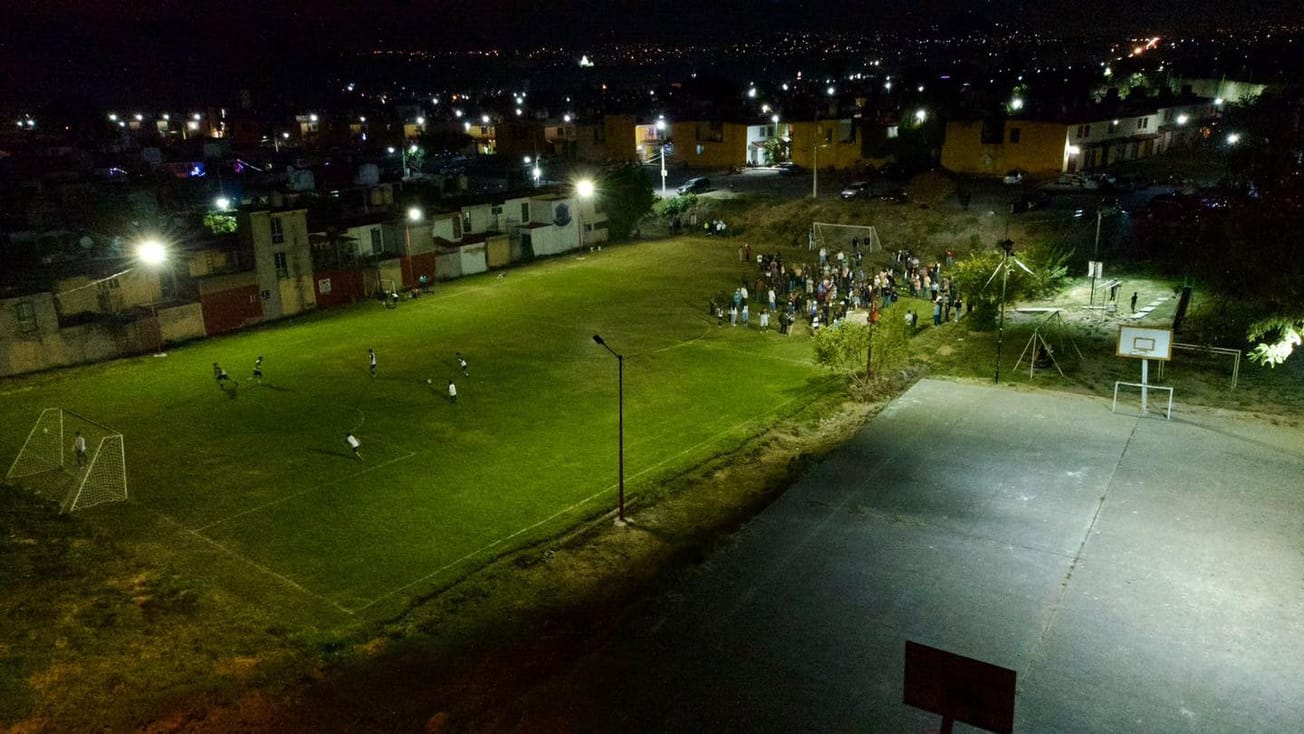 Chalo Flores entrega iluminación de canchas en Villas De Xochitepec