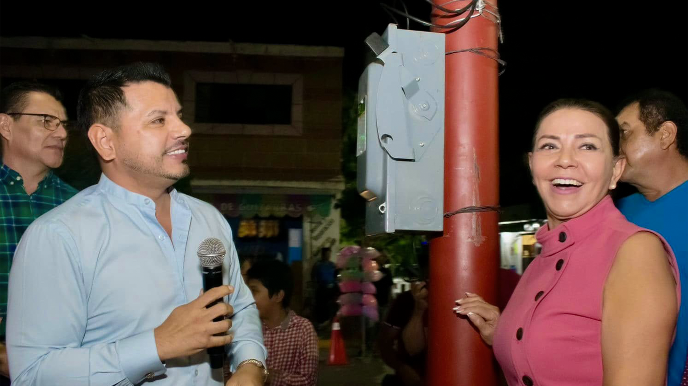 Entrega alcalde de Xochitepec alumbrado público en la Unidad Morelos