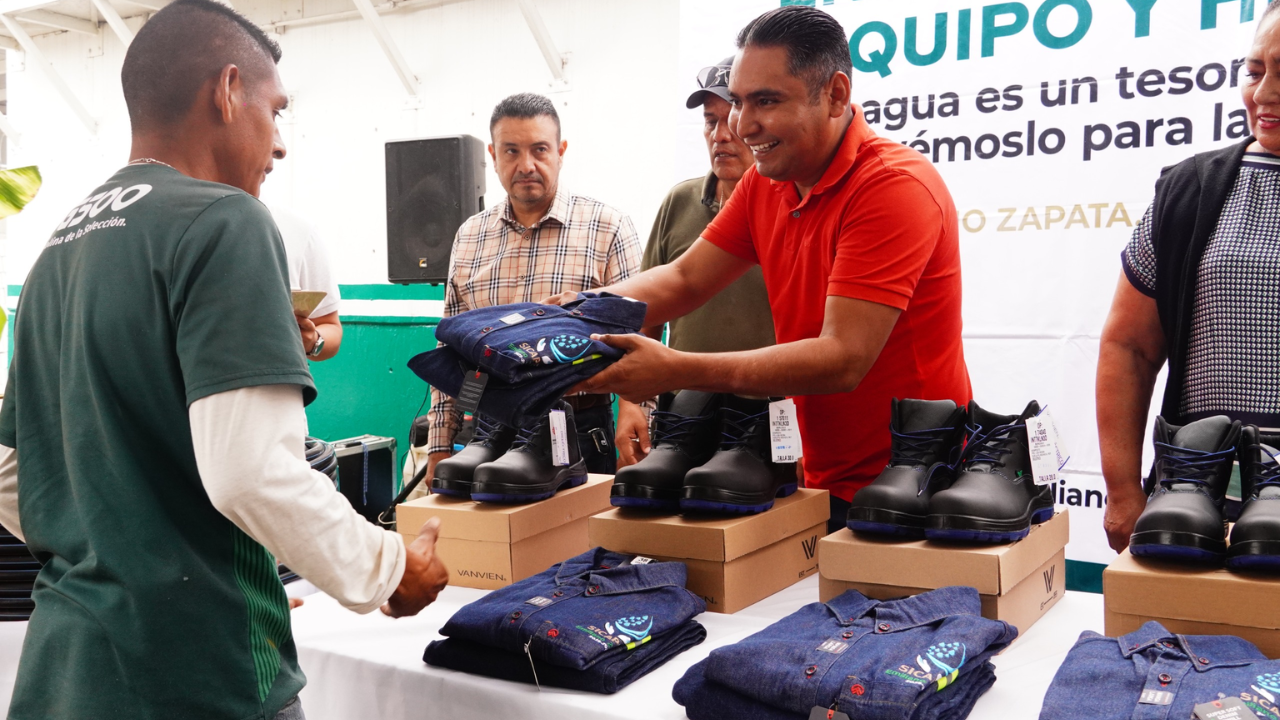 Entrega Ayuntamiento de Emiliano Zapata, material y equipamiento al SICAPEZ 