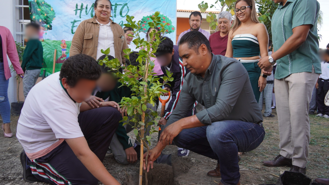Implementan programa de "forestación y huertos" en escuelas de Emiliano Zapata
