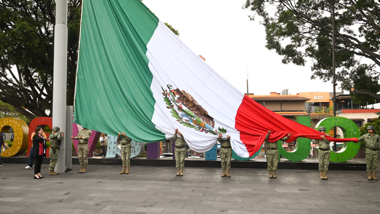 Izamiento de Bandera.