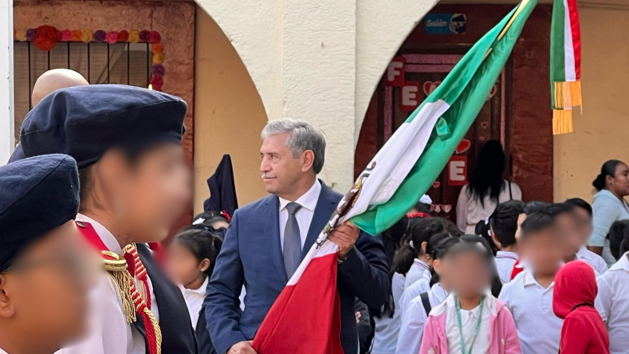 Encabeza José Luis Urióstegui, Honores a la Bandera en la escuela primaria Benito Juárez 