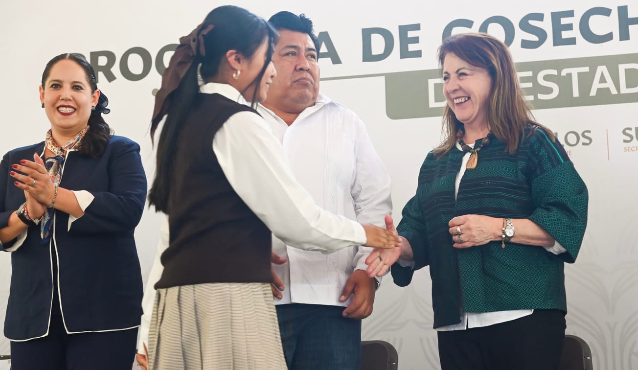 Margarita González Saravia entrega sistema pluvial en secundaria de Coatetelco