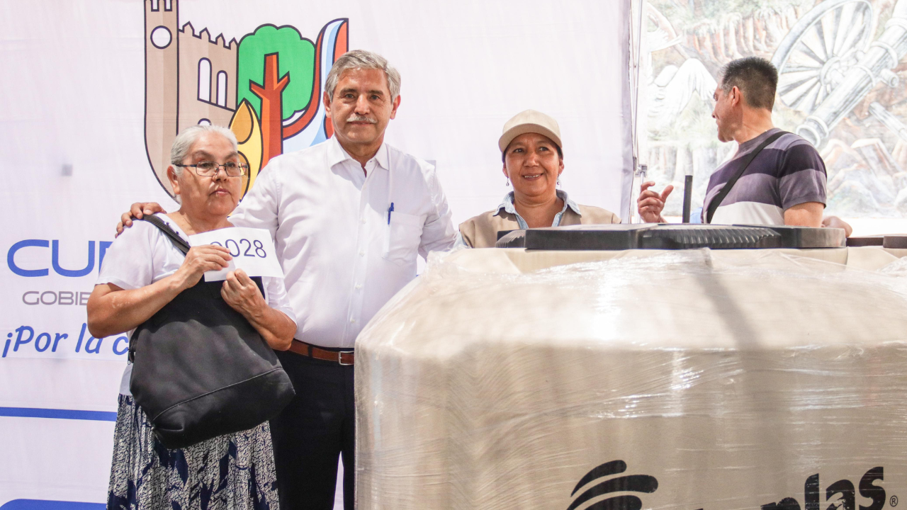 Entrega José Luis Urióstegui tinacos gratuitos a familias cuernavacences