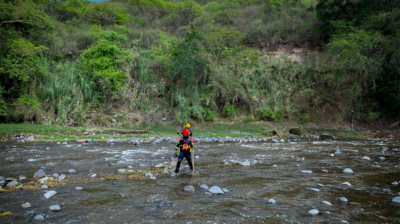 Localizan al segundo motociclista arrastrado por la corriente