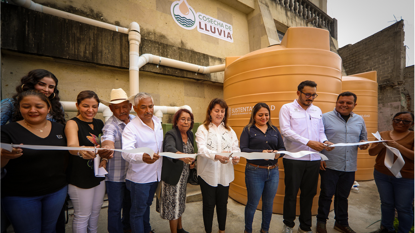 Gobernadora inaugura sistema de lluvia en mercado de Ayala
