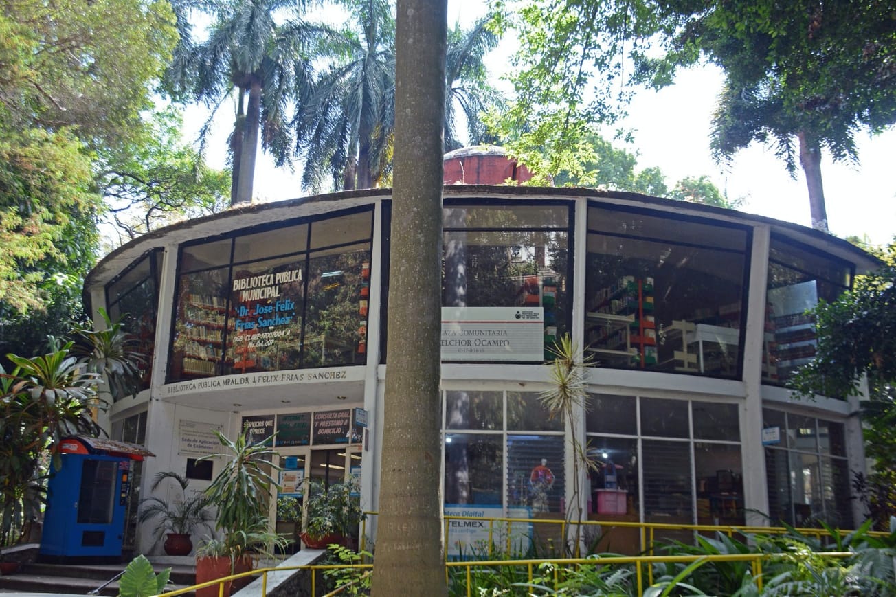 Recorre José Luis Urióstegui rehabilitación de biblioteca del parque Melchor Ocampo