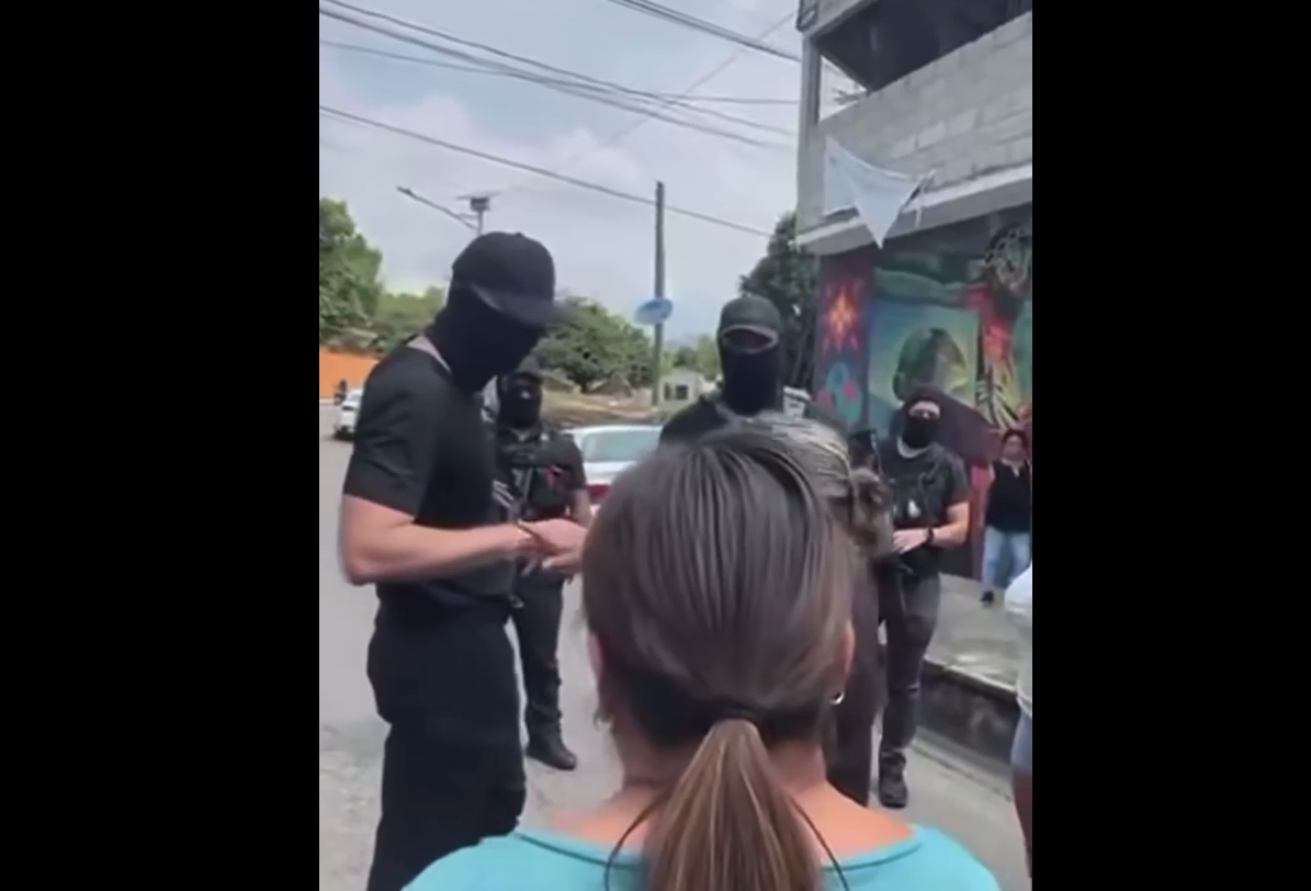 Retienen pobladores de Totolapan a agentes de la FGE tras cateo