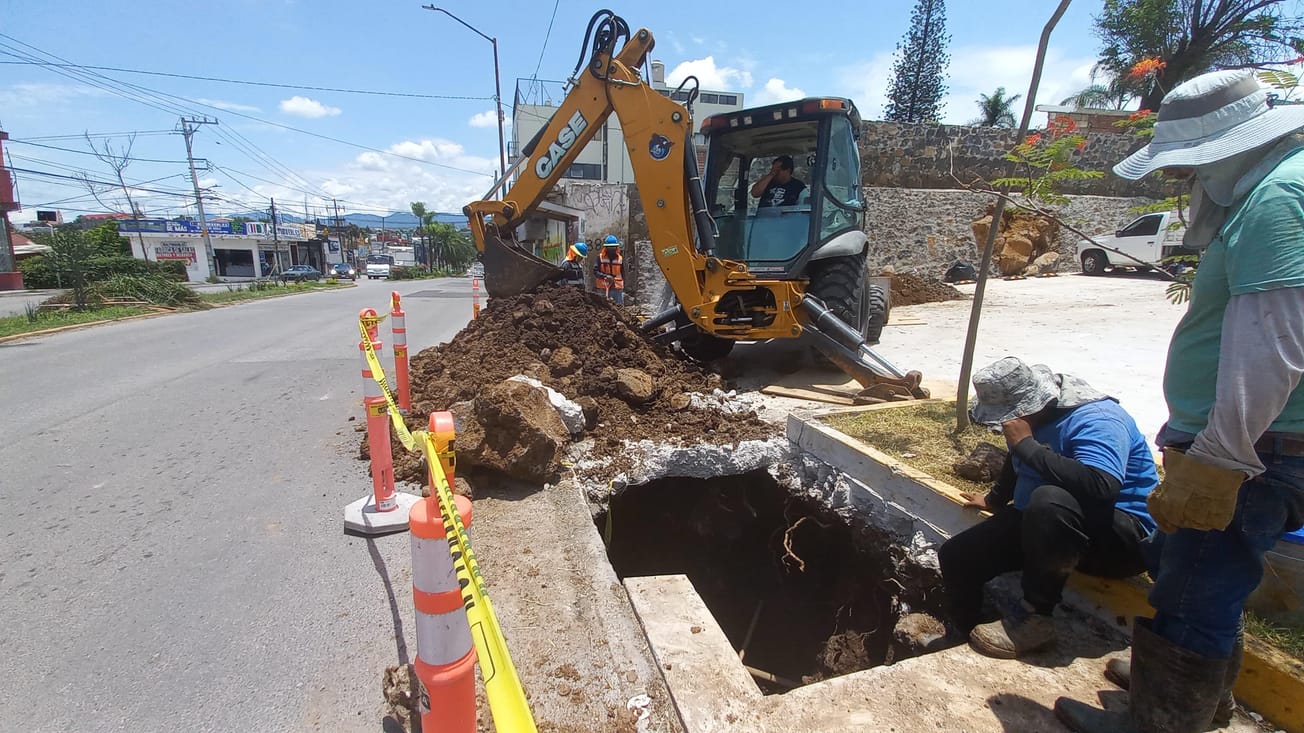 Obras de cadena comercial deja sin agua a colonias en Cuernavaca