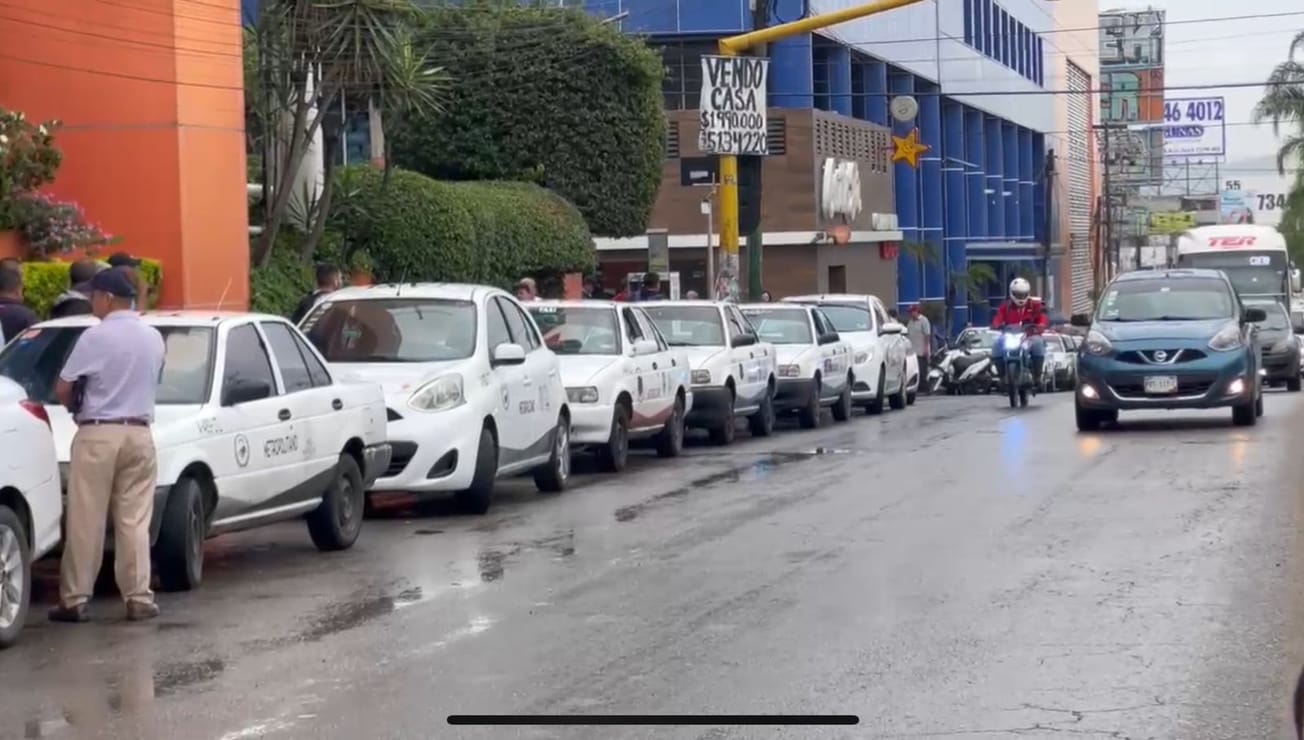 Taxistas exigen privilegios en Movilidad y Transporte; se terminan peleando