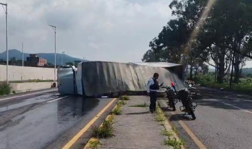 Tres personas fallecidas en volcadura de camión en Atlatlahucan