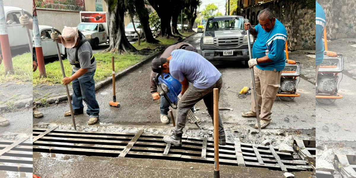 Ayuntamiento de Cuernavaca sustituye rejilla pluvial en la avenida Díaz Ordaz