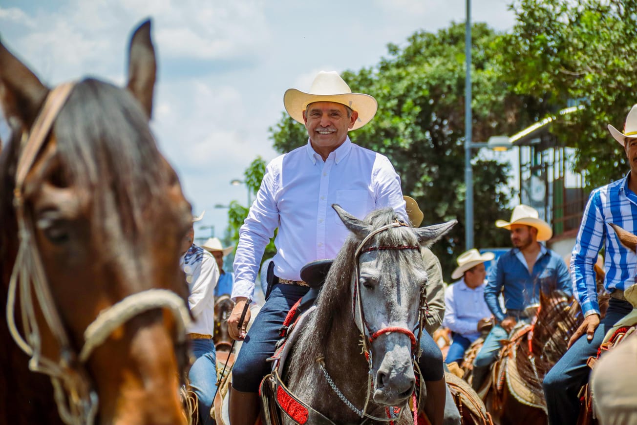 José Luis Urióstegui encabeza Cabalgata en honor a Zapata