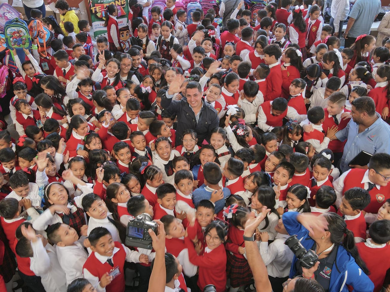 Entrega Eder Rodríguez Casillas más de 30 mil mochilas gratuitas en Jiutepec