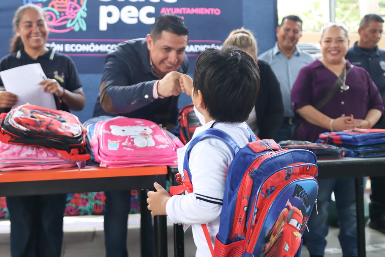 Jiutepec entrega mochilas y apoyos gratuitos a estudiantes en regreso a clases