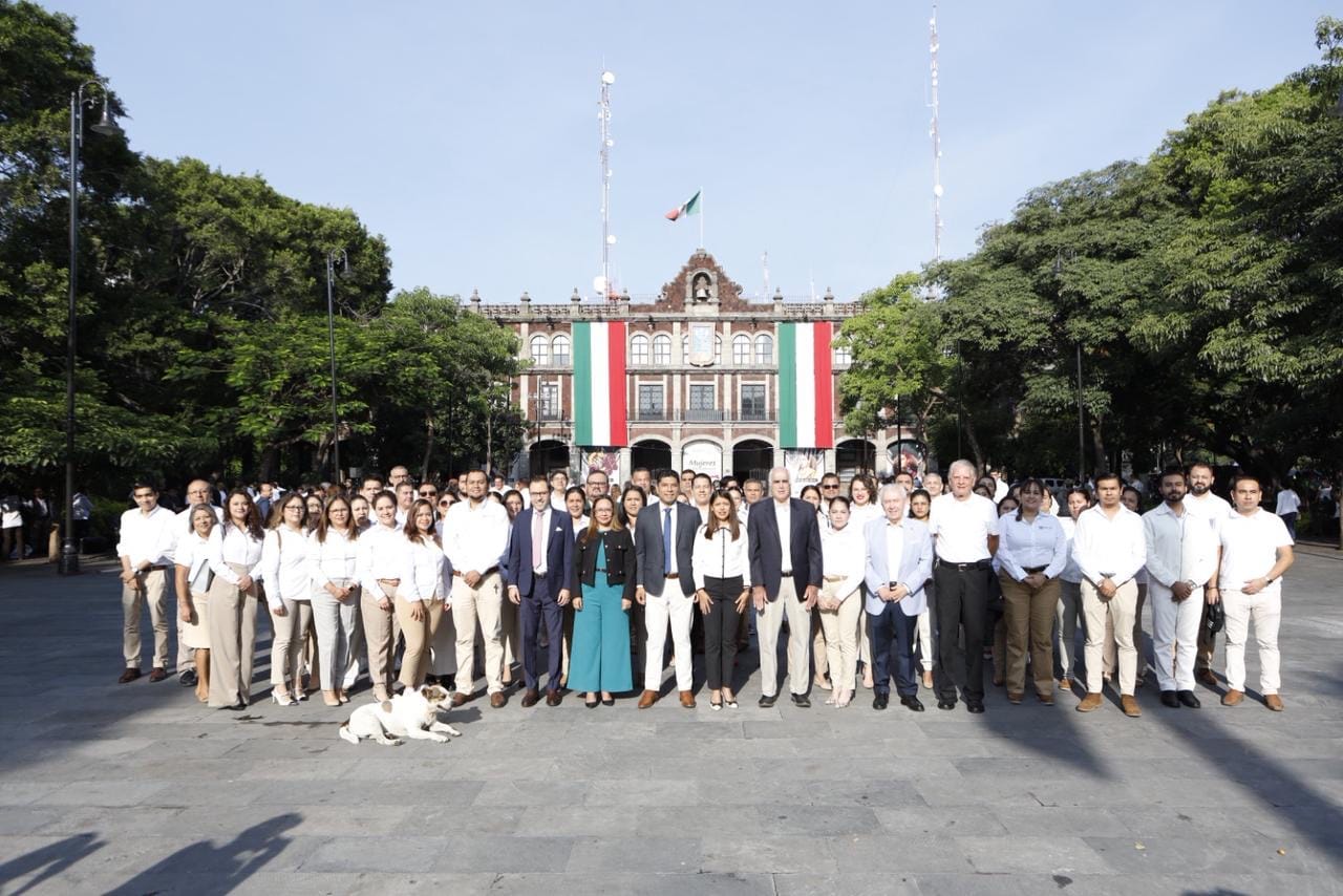 Salud rinde honor a la bandera y reconoce a mujeres de la Independencia