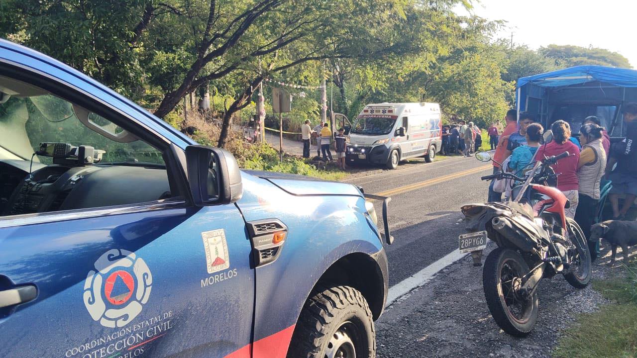 Evacuan a cuatro familias tras derrumbe en Huajintlán