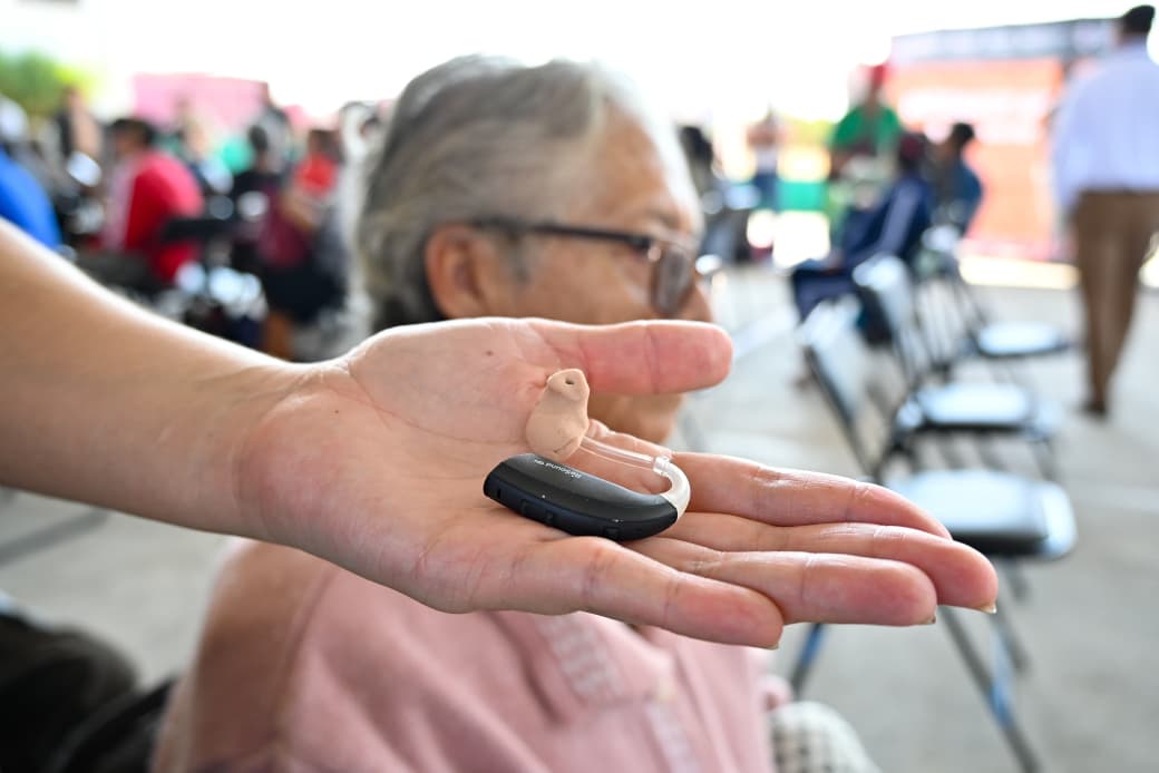 Gobierno de Morelos realiza entrega de auxiliares auditivos