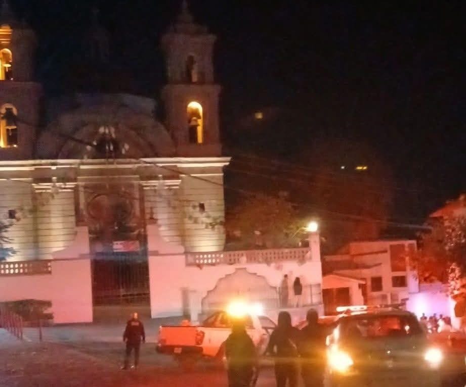 Camioneta se impacta contra domicilio en Santa Rosa 30