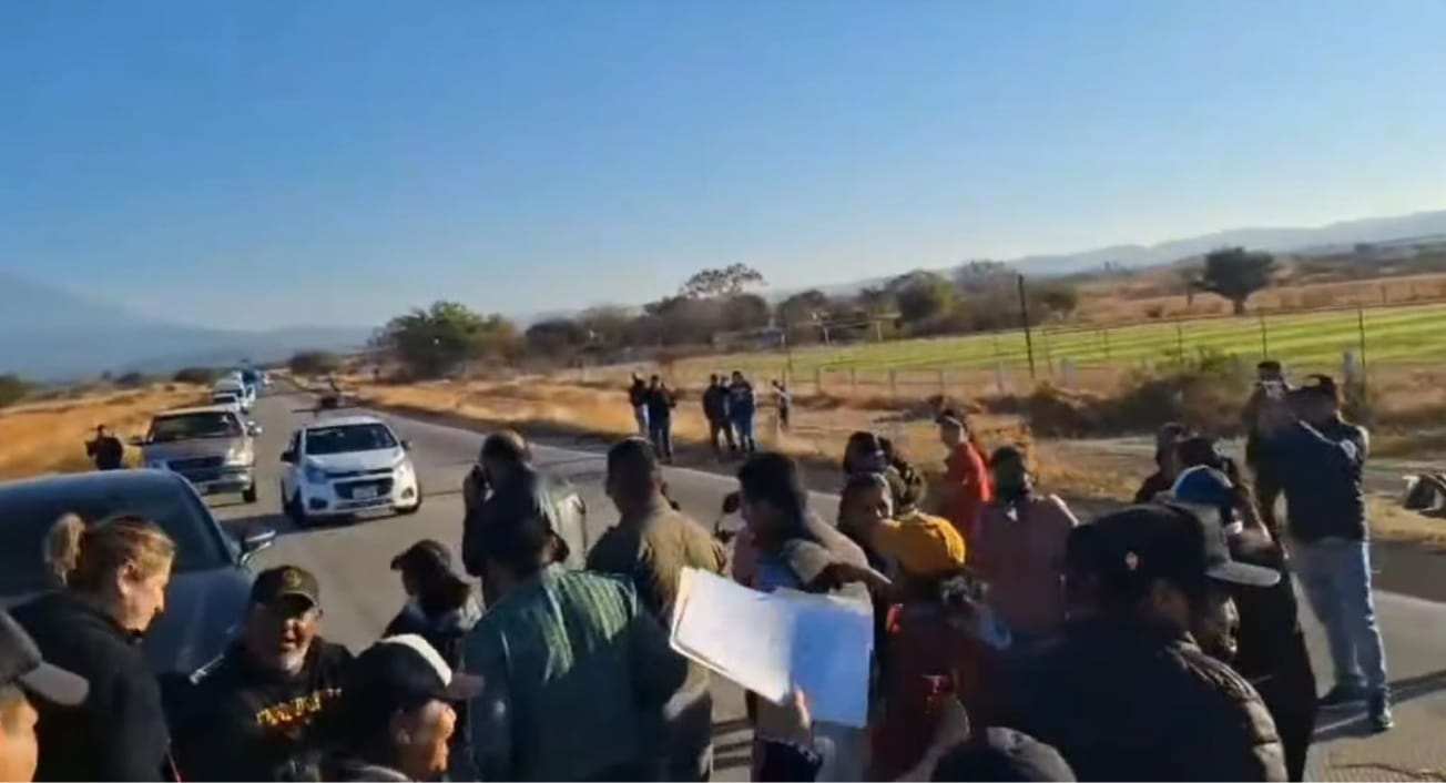 Protestan padres de familia por reubicación de alumnos en Temoac