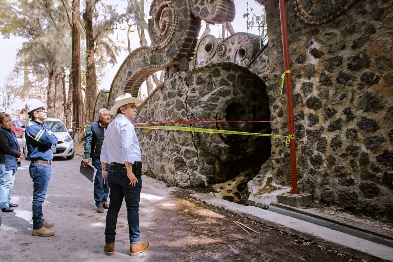 Supervisa José Luis Urióstegui rehabilitación de calle en Tetela del Monte