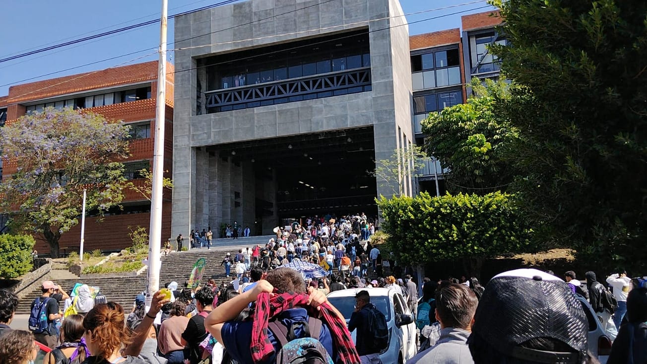 Estudiantes de la UAEM mantienen movilizaciones pacíficas
