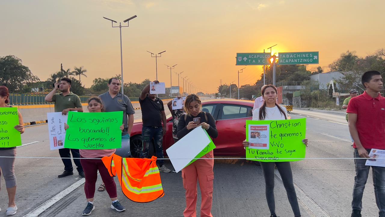 Bloquean Paso Exprés en Cuernavaca; exigen búsqueda de 2 jóvenes