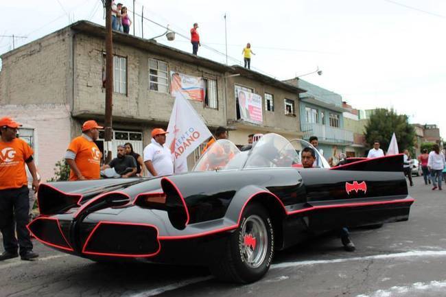 Ofrecen candidato propuestas en el ‘Batimovil de Neza’