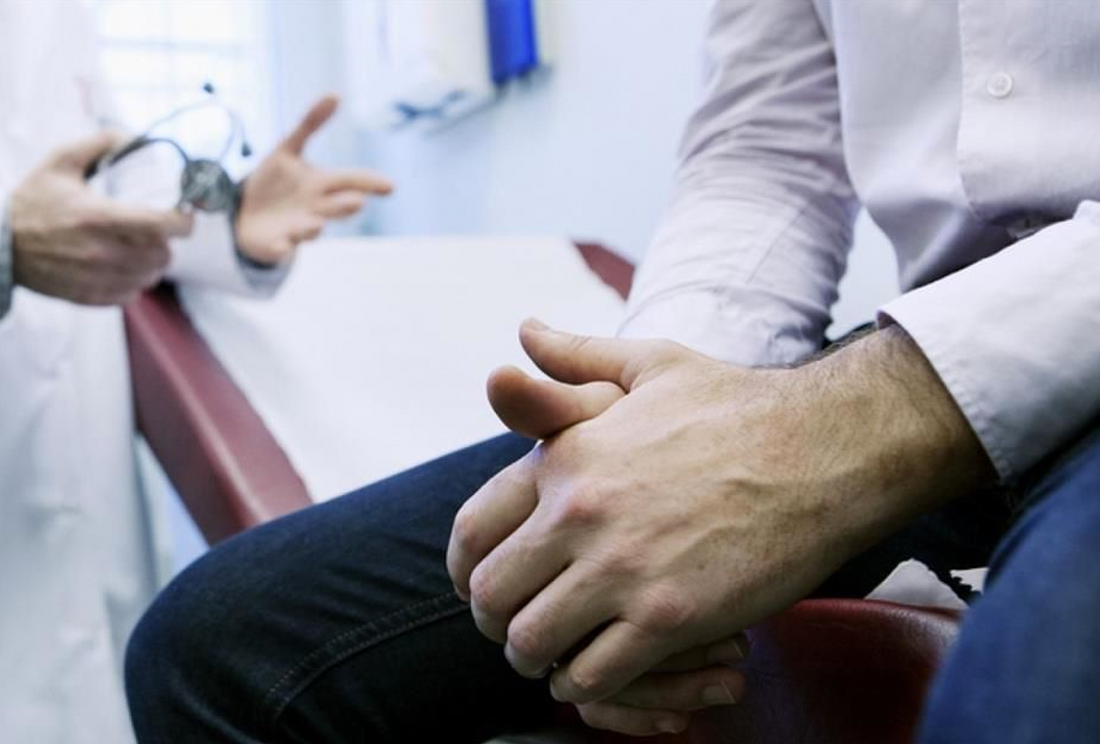 Acuden hombres tardíamente a urología