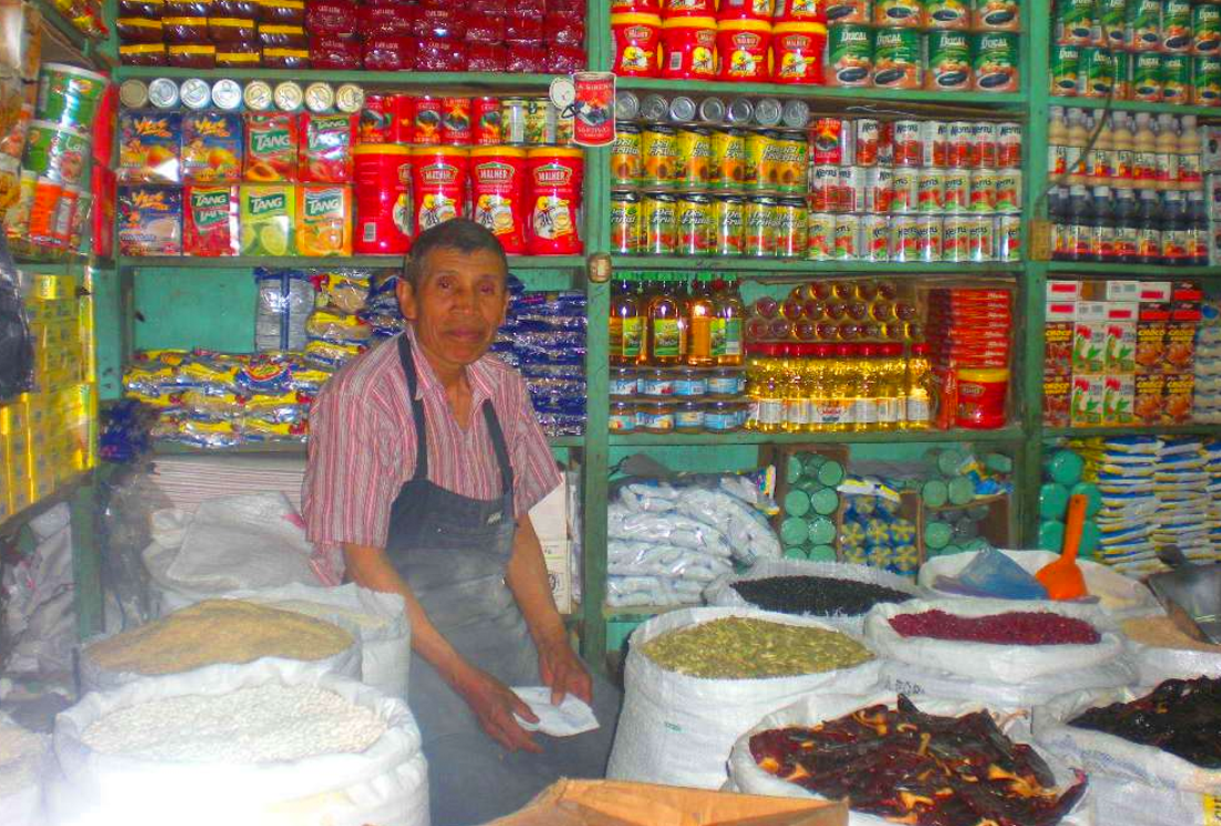 Bajan 0.28% ventas menudeo en abril