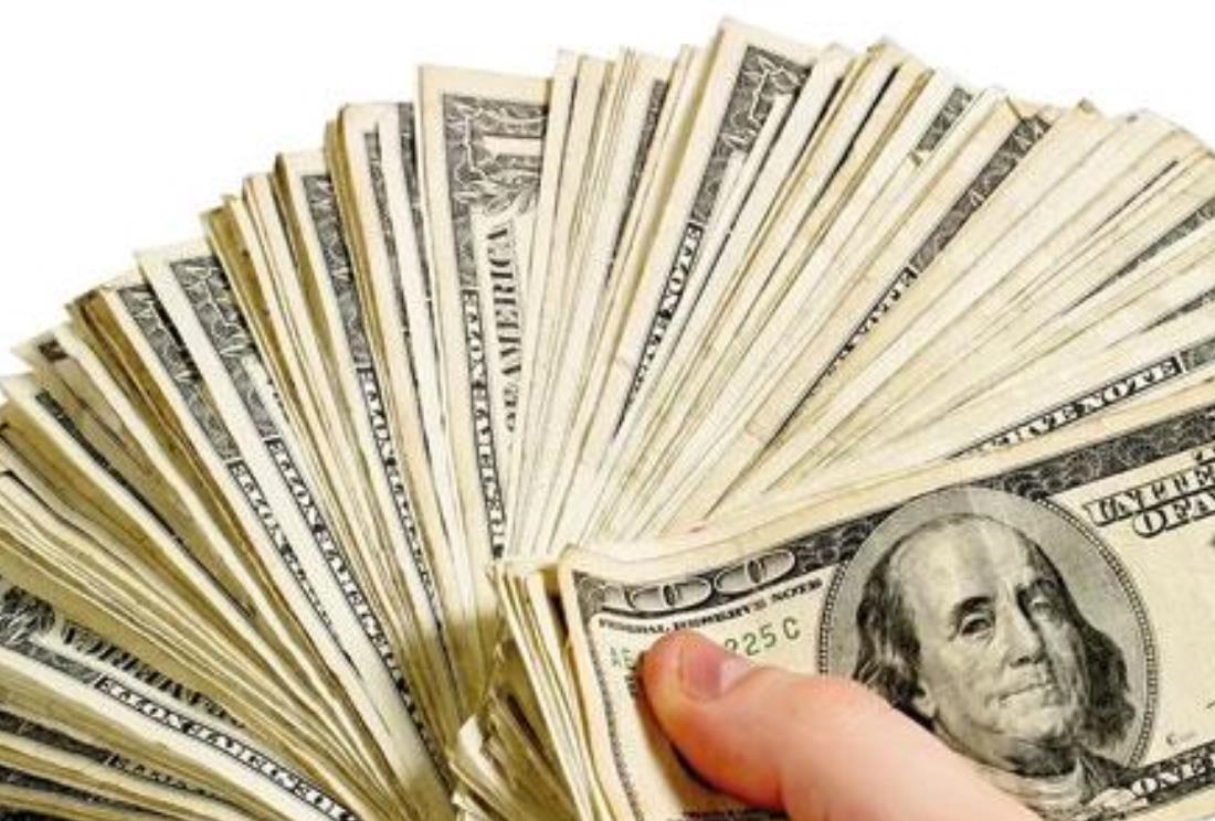 Venden dólar en $17.25