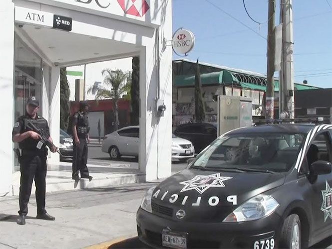 Van al banco con policías-escoltas en Aguascalientes