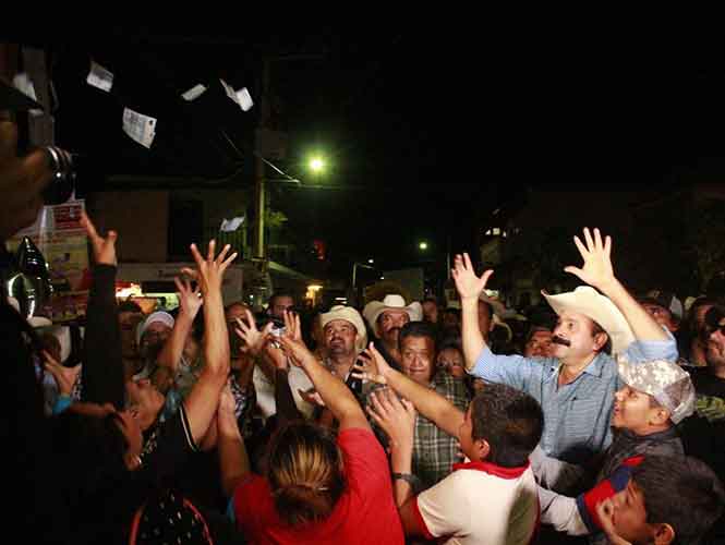 Alcalde lanza billetes al aire en Nayarit