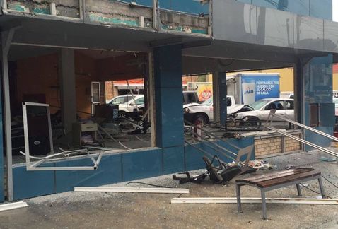 Explota plaza comercial en Nuevo León