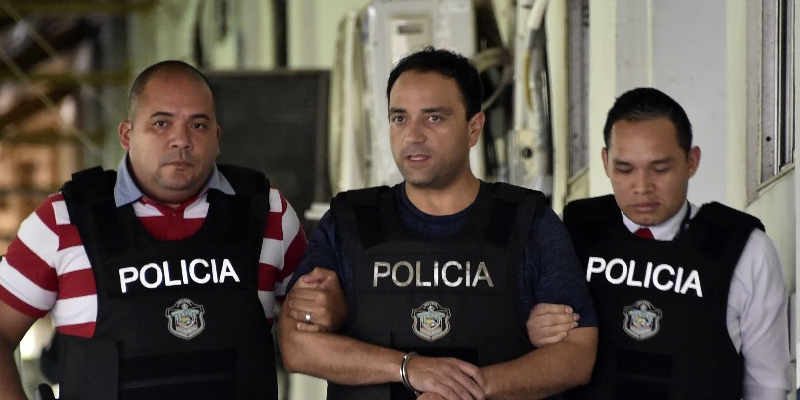 Le sacan la roja a Roberto Borge