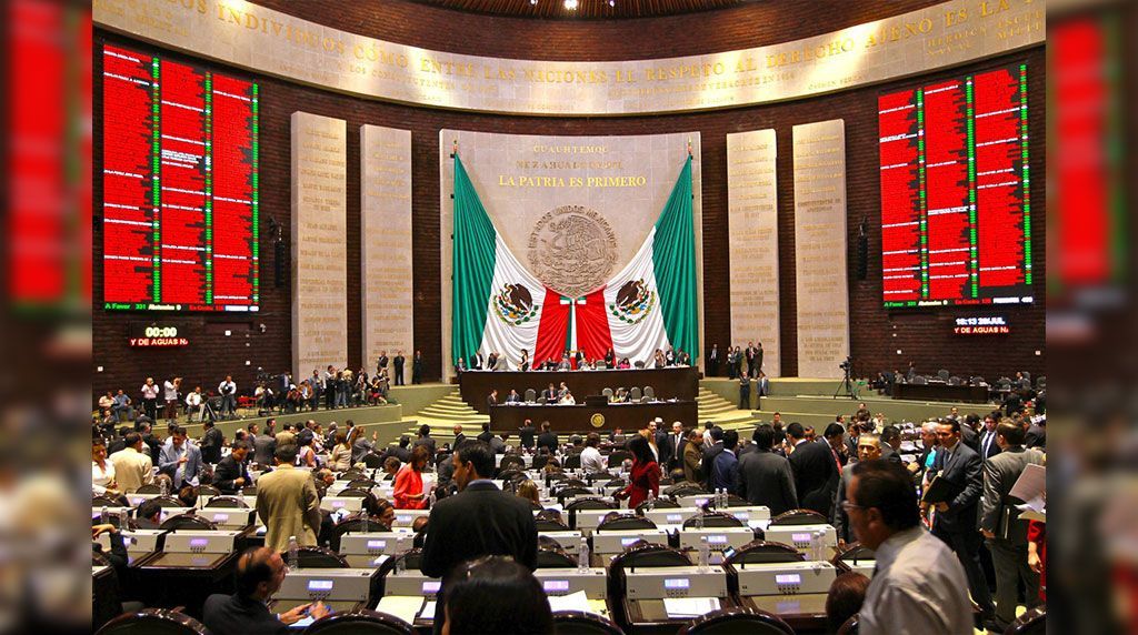 AMLO llega a poner orden