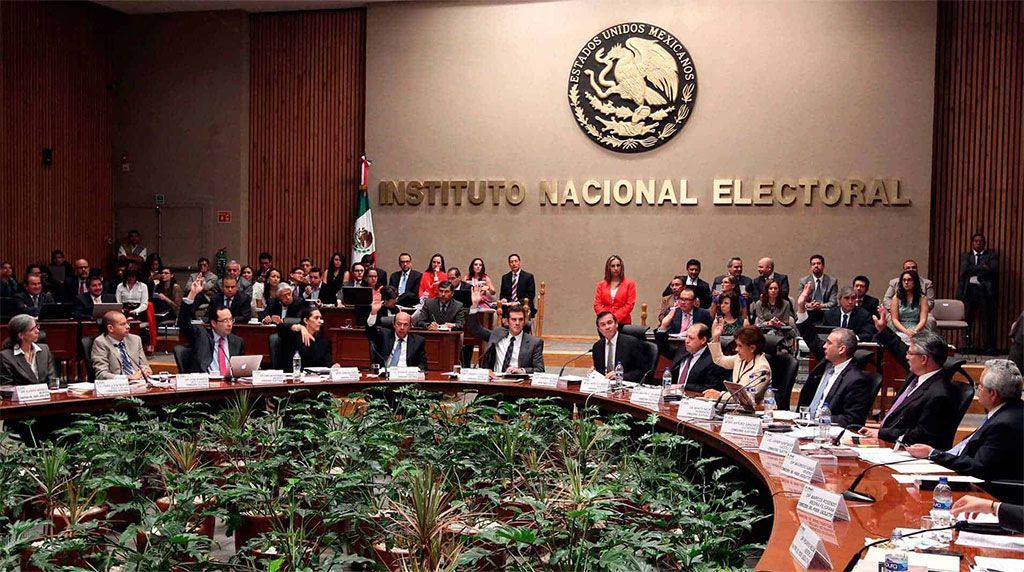 Reducirán salarios consejeros de INE
