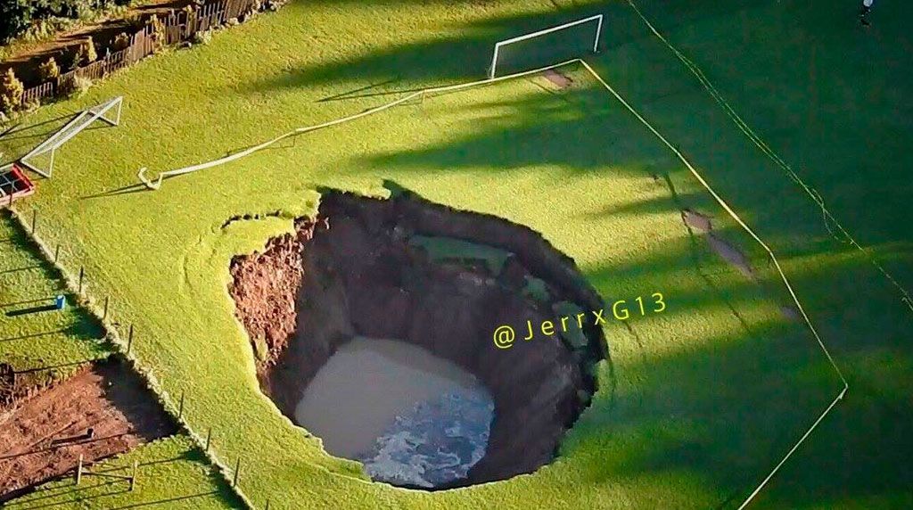 Mega socavón en cancha de futbol