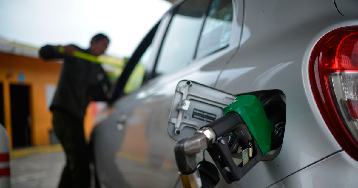 Baja gasolina casi 8 pesos en México