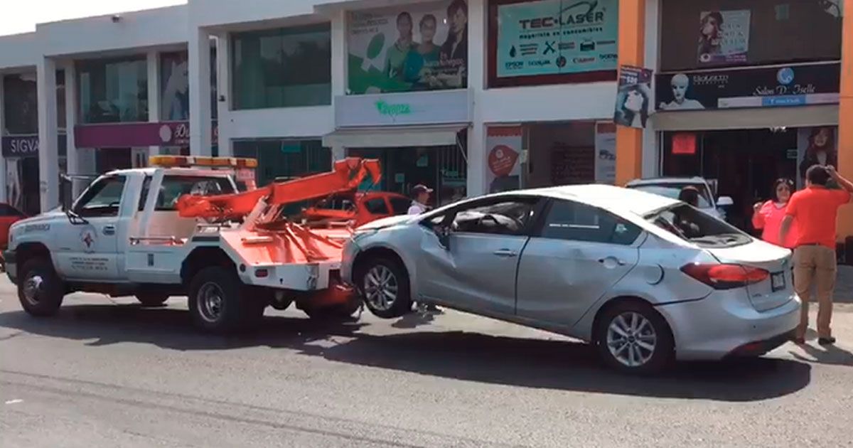 Vuelca auto en Teopanzolco de Cuernavaca